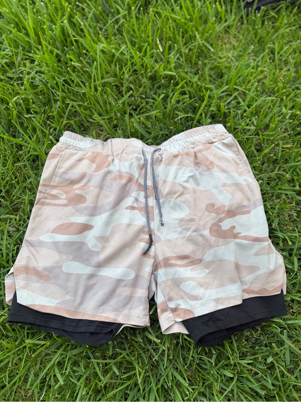 Men’s Light Tan And Cream Camo Athletic Performance Shorts Size Large